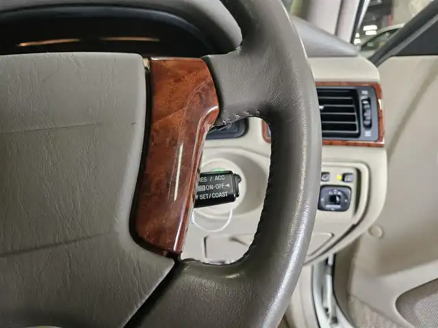 トヨタ クラウン ロイヤル ロイヤルサルーン プレミアム 香川県 2002(平14)年 7.3万km ホワイトパールクリスタルシャイン/シルバーマイカM 純正ナビTV/ETC/クルーズコントロール/HIDヘッドランプ/オートライト/オートエアコン/革巻きステアリング/前席パワーシート/純正16インチアルミホイール/禁煙車