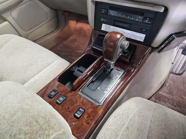 トヨタ クラウン ロイヤル ロイヤルサルーン プレミアム 香川県 2002(平14)年 7.3万km ホワイトパールクリスタルシャイン/シルバーマイカM 純正ナビTV/ETC/クルーズコントロール/HIDヘッドランプ/オートライト/オートエアコン/革巻きステアリング/前席パワーシート/純正16インチアルミホイール/禁煙車