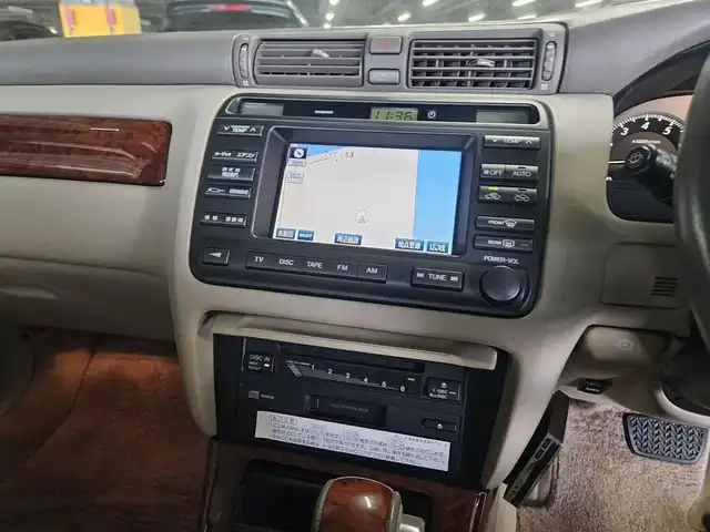 トヨタ クラウン ロイヤル ロイヤルサルーン プレミアム 香川県 2002(平14)年 7.3万km ホワイトパールクリスタルシャイン/シルバーマイカM 純正ナビTV/ETC/クルーズコントロール/HIDヘッドランプ/オートライト/オートエアコン/革巻きステアリング/前席パワーシート/純正16インチアルミホイール/禁煙車