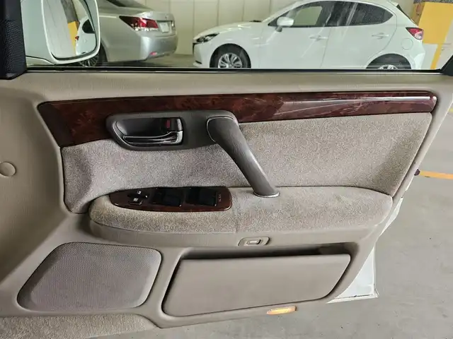 トヨタ クラウン ロイヤル ロイヤルサルーン プレミアム 香川県 2002(平14)年 7.3万km ホワイトパールクリスタルシャイン/シルバーマイカM 純正ナビTV/ETC/クルーズコントロール/HIDヘッドランプ/オートライト/オートエアコン/革巻きステアリング/前席パワーシート/純正16インチアルミホイール/禁煙車