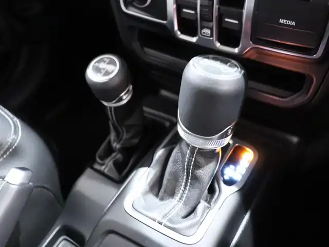 クライスラー・ジープ ジープ ラングラー アンリミテッド オーバーランド 静岡県 2019(令1)年 5.9万km ブラック 純正ナビTV/F・左S・Rカメラ/Mopar製ハードトップヘッドライナー/ALPINE製サブウーハー/ACC/BSM/ParkSenseフロント・リアパークアシスト/ETC2.0/ドライブレコーダー前後/純正LEDヘッドライト/黒革シート/前席シートヒーター/ステアリングヒーター/純正18インチアルミホイール/ヒルディセントコントロール/リア5面プライバシーガラス/背面タイヤハードカバー/サイドステップ/スマートキーx2