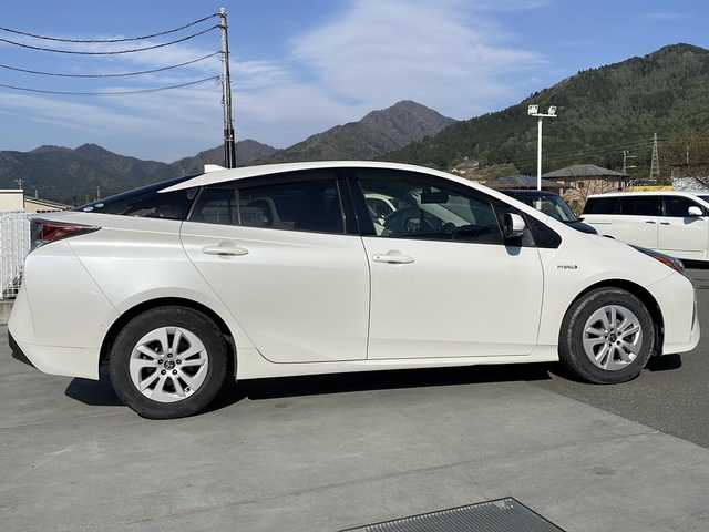 トヨタ プリウス Sセーフティプラス 山梨県 2016(平28)年 5.4万km ホワイトパールクリスタルシャイン ・純正SDナビ/・フルセグTV　BT/・バックカメラ/・レーダークルコン/・オートハイビーム/・前後コーナーセンサー/・レーンキープアシスト/・トヨタセーフティセンス/・ETC/・ヘッドアップディスプレイ