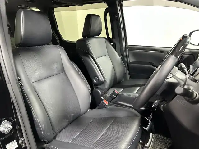 トヨタ エスクァイア ハイブリッド Gi 大阪府 2021(令3)年 2.8万km ブラック 純正9incナビ(フルセグ/DVD再生/Bluetooth) バックカメラ 後席モニター ETC 両側パワースライドドア 革シート シートヒーター 衝突軽減 クルコン トヨタセーフティセンス ドラレコ