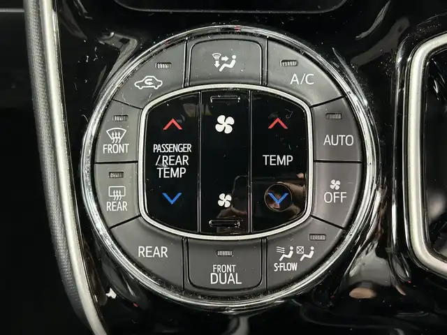 トヨタ エスクァイア ハイブリッド Gi 大阪府 2021(令3)年 2.8万km ブラック 純正9incナビ(フルセグ/DVD再生/Bluetooth) バックカメラ 後席モニター ETC 両側パワースライドドア 革シート シートヒーター 衝突軽減 クルコン トヨタセーフティセンス ドラレコ