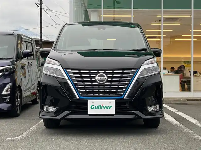 日産 セレナ e－パワー ハイウェイスター V 静岡県 2021(令3)年 4.7万km ダイヤモンドブラック エンジンスタートボタン/取扱説明書/パワーステアリング/パワーウィンドウ/パーキングアシスト/アイドリングストップ/WAC/スマートキー（スペアキー1本）/クルーズコントロール（追従走行：有）/フリップダウンモニター/USB入力端子/ビルトインETC/全方位カメラ/純正SDナビ（BT接続、ワンセグTV、CDチェンジャー）/3列シート/ウォークスルー/社外フロアマット/布系シート/D+N席シートヒーター/両側パワースライドドア/純正アルミホイール/ABS/横滑り防止装置/レーンキープアシスト/オートライト/ナイトビジョン/前後コーナーセンサー/LEDヘッドライト/W+サイドエアバック/衝突軽減システム/ステアリングヒーター