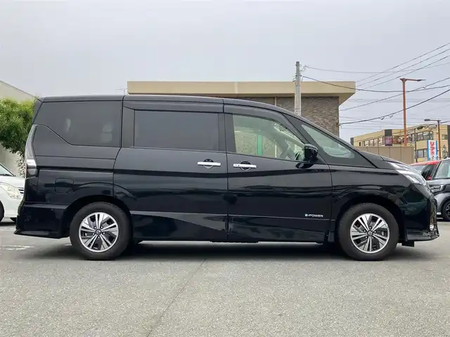 日産 セレナ e－パワー ハイウェイスター V 静岡県 2021(令3)年 4.7万km ダイヤモンドブラック エンジンスタートボタン/取扱説明書/パワーステアリング/パワーウィンドウ/パーキングアシスト/アイドリングストップ/WAC/スマートキー（スペアキー1本）/クルーズコントロール（追従走行：有）/フリップダウンモニター/USB入力端子/ビルトインETC/全方位カメラ/純正SDナビ（BT接続、ワンセグTV、CDチェンジャー）/3列シート/ウォークスルー/社外フロアマット/布系シート/D+N席シートヒーター/両側パワースライドドア/純正アルミホイール/ABS/横滑り防止装置/レーンキープアシスト/オートライト/ナイトビジョン/前後コーナーセンサー/LEDヘッドライト/W+サイドエアバック/衝突軽減システム/ステアリングヒーター