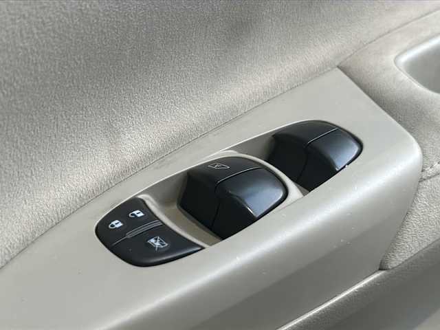 日産 シルフィ X 高知県 2016(平28)年 4.1万km ブリリアントホワイトパール 純正フルセグナビ/（MJ116D-W）/【Ｂｌｕｅｔｏｏｔｈ　ＣＤ　ＴＶ】　/プッシュスタート　/スマートキー　/ＥＴＣ　/オートライト　/横滑り防止装置　/純正フロアマット　/保証書　/取扱説明書