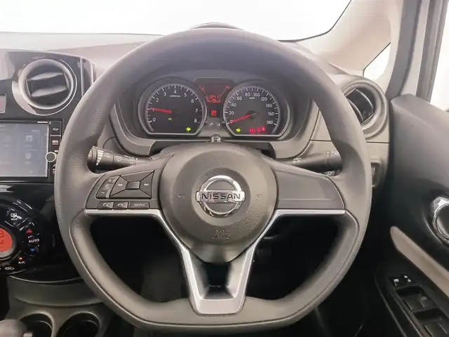 日産 ノート X 愛知県 2018(平30)年 5万km ブリリアントホワイトパール 純正7インチナビ/（Bluetooth/フルセグTV/DVD/CD/SD）/全方位カメラ/ETC/ドラレコ/純正フロアマット/オートライト/コーナーセンサー/スマートキー/プッシュスタート/ドアバイザー/電動格納ミラー/衝突軽減システム/クリアランスソナー