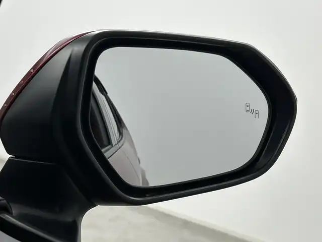 トヨタ ヤリスクロス ハイブリッド G 三重県 2021(令3)年 2.7万km センシュアルレッドマイカ 禁煙車/純正ディスプレイオーディオ　/パノラミックビューモニター　/セーフティセンス　/衝突被害軽減ブレーキ　/レーダークルーズコントロール　/ＬＴＡ　/ＢＳＭ　/RCTA/PKSB/RSA/AHB/LED/オートライト /前後クリアランスソナー　/ビルトインＥＴＣ２．０