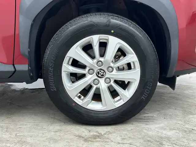 トヨタ ヤリスクロス ハイブリッド G 三重県 2021(令3)年 2.7万km センシュアルレッドマイカ 禁煙車/純正ディスプレイオーディオ　/パノラミックビューモニター　/セーフティセンス　/衝突被害軽減ブレーキ　/レーダークルーズコントロール　/ＬＴＡ　/ＢＳＭ　/RCTA/PKSB/RSA/AHB/LED/オートライト /前後クリアランスソナー　/ビルトインＥＴＣ２．０