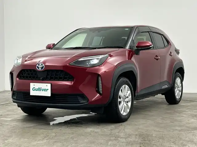 トヨタ ヤリスクロス ハイブリッド G 三重県 2021(令3)年 2.7万km センシュアルレッドマイカ 禁煙車/純正ディスプレイオーディオ　/パノラミックビューモニター　/セーフティセンス　/衝突被害軽減ブレーキ　/レーダークルーズコントロール　/ＬＴＡ　/ＢＳＭ　/RCTA/PKSB/RSA/AHB/LED/オートライト /前後クリアランスソナー　/ビルトインＥＴＣ２．０
