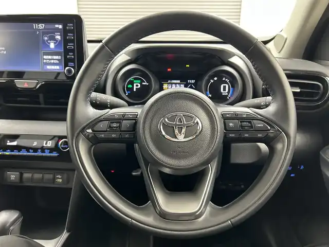 トヨタ ヤリスクロス ハイブリッド G 三重県 2021(令3)年 2.7万km センシュアルレッドマイカ 禁煙車/純正ディスプレイオーディオ　/パノラミックビューモニター　/セーフティセンス　/衝突被害軽減ブレーキ　/レーダークルーズコントロール　/ＬＴＡ　/ＢＳＭ　/RCTA/PKSB/RSA/AHB/LED/オートライト /前後クリアランスソナー　/ビルトインＥＴＣ２．０