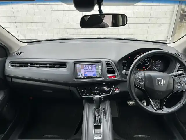 ホンダ ヴェゼル S 埼玉県 2014(平26)年 10.7万km アラバスターシルバーメタリック 登録時106317km/純正ナビ（TV/BT/AM/FM）/バックカメラ/クルーズコントロール追従無/パドルシフト/ハーフレザー/シートヒーター（D席＋N席）/ＥＴＣ/純正１7インチアルミホイールト/純正フロアマット/ドアバイザー/フロントフォグランプ/電動格納ミラー/横滑り防止装置/アイドリングストップ/ステアリングスイッチ/Pスタート/スマートキー/スペアキー1本/保証書/ナビ/車両取扱説明書