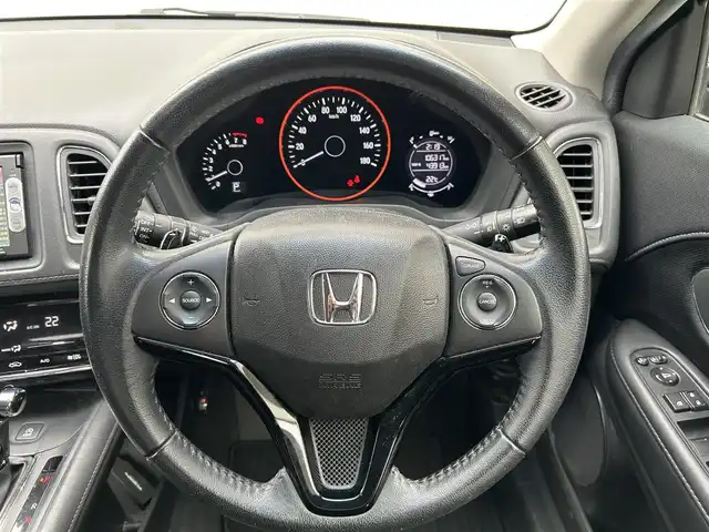 ホンダ ヴェゼル S 埼玉県 2014(平26)年 10.7万km アラバスターシルバーメタリック 登録時106317km/純正ナビ（TV/BT/AM/FM）/バックカメラ/クルーズコントロール追従無/パドルシフト/ハーフレザー/シートヒーター（D席＋N席）/ＥＴＣ/純正１7インチアルミホイールト/純正フロアマット/ドアバイザー/フロントフォグランプ/電動格納ミラー/横滑り防止装置/アイドリングストップ/ステアリングスイッチ/Pスタート/スマートキー/スペアキー1本/保証書/ナビ/車両取扱説明書