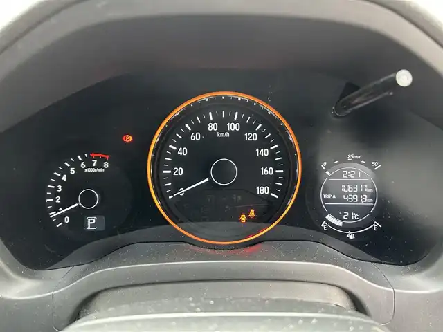 ホンダ ヴェゼル S 埼玉県 2014(平26)年 10.7万km アラバスターシルバーメタリック 登録時106317km/純正ナビ（TV/BT/AM/FM）/バックカメラ/クルーズコントロール追従無/パドルシフト/ハーフレザー/シートヒーター（D席＋N席）/ＥＴＣ/純正１7インチアルミホイールト/純正フロアマット/ドアバイザー/フロントフォグランプ/電動格納ミラー/横滑り防止装置/アイドリングストップ/ステアリングスイッチ/Pスタート/スマートキー/スペアキー1本/保証書/ナビ/車両取扱説明書