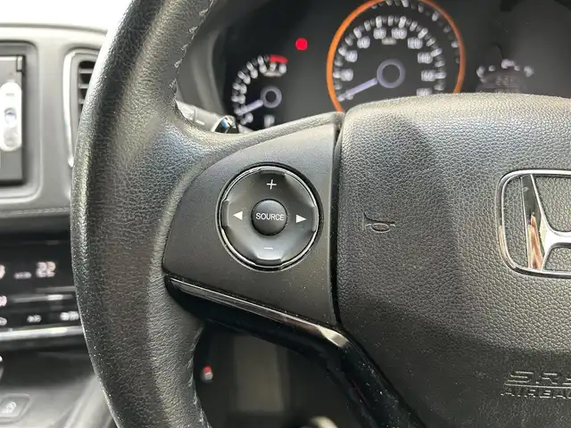 ホンダ ヴェゼル S 埼玉県 2014(平26)年 10.7万km アラバスターシルバーメタリック 登録時106317km/純正ナビ（TV/BT/AM/FM）/バックカメラ/クルーズコントロール追従無/パドルシフト/ハーフレザー/シートヒーター（D席＋N席）/ＥＴＣ/純正１7インチアルミホイールト/純正フロアマット/ドアバイザー/フロントフォグランプ/電動格納ミラー/横滑り防止装置/アイドリングストップ/ステアリングスイッチ/Pスタート/スマートキー/スペアキー1本/保証書/ナビ/車両取扱説明書