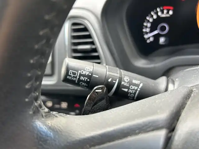 ホンダ ヴェゼル S 埼玉県 2014(平26)年 10.7万km アラバスターシルバーメタリック 登録時106317km/純正ナビ（TV/BT/AM/FM）/バックカメラ/クルーズコントロール追従無/パドルシフト/ハーフレザー/シートヒーター（D席＋N席）/ＥＴＣ/純正１7インチアルミホイールト/純正フロアマット/ドアバイザー/フロントフォグランプ/電動格納ミラー/横滑り防止装置/アイドリングストップ/ステアリングスイッチ/Pスタート/スマートキー/スペアキー1本/保証書/ナビ/車両取扱説明書