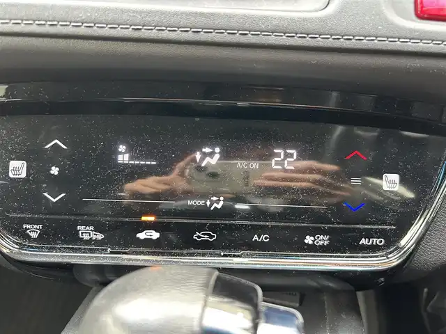 ホンダ ヴェゼル S 埼玉県 2014(平26)年 10.7万km アラバスターシルバーメタリック 登録時106317km/純正ナビ（TV/BT/AM/FM）/バックカメラ/クルーズコントロール追従無/パドルシフト/ハーフレザー/シートヒーター（D席＋N席）/ＥＴＣ/純正１7インチアルミホイールト/純正フロアマット/ドアバイザー/フロントフォグランプ/電動格納ミラー/横滑り防止装置/アイドリングストップ/ステアリングスイッチ/Pスタート/スマートキー/スペアキー1本/保証書/ナビ/車両取扱説明書