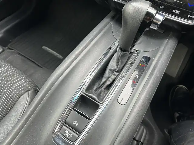 ホンダ ヴェゼル S 埼玉県 2014(平26)年 10.7万km アラバスターシルバーメタリック 登録時106317km/純正ナビ（TV/BT/AM/FM）/バックカメラ/クルーズコントロール追従無/パドルシフト/ハーフレザー/シートヒーター（D席＋N席）/ＥＴＣ/純正１7インチアルミホイールト/純正フロアマット/ドアバイザー/フロントフォグランプ/電動格納ミラー/横滑り防止装置/アイドリングストップ/ステアリングスイッチ/Pスタート/スマートキー/スペアキー1本/保証書/ナビ/車両取扱説明書