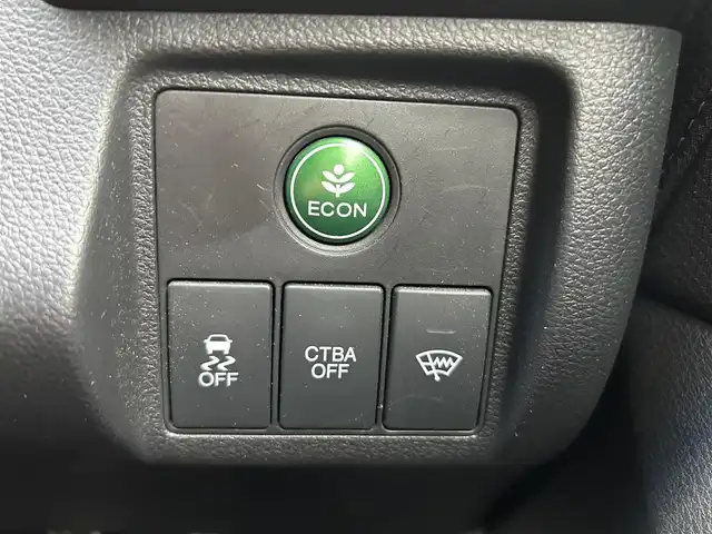ホンダ ヴェゼル S 埼玉県 2014(平26)年 10.7万km アラバスターシルバーメタリック 登録時106317km/純正ナビ（TV/BT/AM/FM）/バックカメラ/クルーズコントロール追従無/パドルシフト/ハーフレザー/シートヒーター（D席＋N席）/ＥＴＣ/純正１7インチアルミホイールト/純正フロアマット/ドアバイザー/フロントフォグランプ/電動格納ミラー/横滑り防止装置/アイドリングストップ/ステアリングスイッチ/Pスタート/スマートキー/スペアキー1本/保証書/ナビ/車両取扱説明書