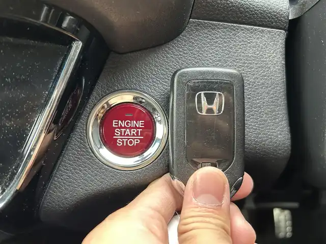 ホンダ ヴェゼル S 埼玉県 2014(平26)年 10.7万km アラバスターシルバーメタリック 登録時106317km/純正ナビ（TV/BT/AM/FM）/バックカメラ/クルーズコントロール追従無/パドルシフト/ハーフレザー/シートヒーター（D席＋N席）/ＥＴＣ/純正１7インチアルミホイールト/純正フロアマット/ドアバイザー/フロントフォグランプ/電動格納ミラー/横滑り防止装置/アイドリングストップ/ステアリングスイッチ/Pスタート/スマートキー/スペアキー1本/保証書/ナビ/車両取扱説明書
