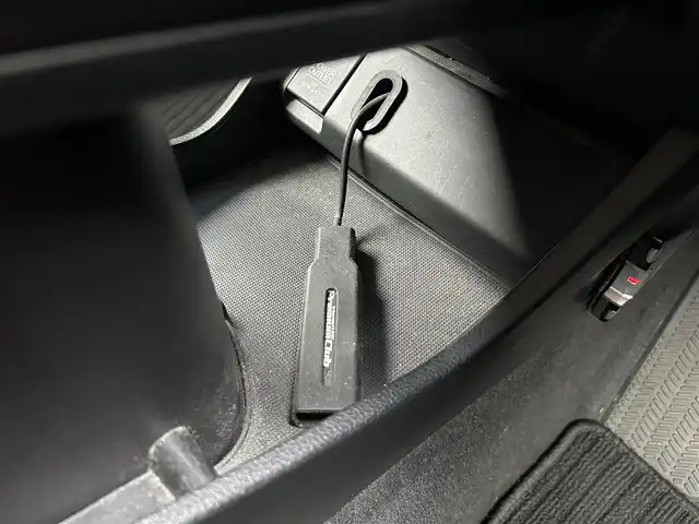 ホンダ ヴェゼル S 埼玉県 2014(平26)年 10.7万km アラバスターシルバーメタリック 登録時106317km/純正ナビ（TV/BT/AM/FM）/バックカメラ/クルーズコントロール追従無/パドルシフト/ハーフレザー/シートヒーター（D席＋N席）/ＥＴＣ/純正１7インチアルミホイールト/純正フロアマット/ドアバイザー/フロントフォグランプ/電動格納ミラー/横滑り防止装置/アイドリングストップ/ステアリングスイッチ/Pスタート/スマートキー/スペアキー1本/保証書/ナビ/車両取扱説明書