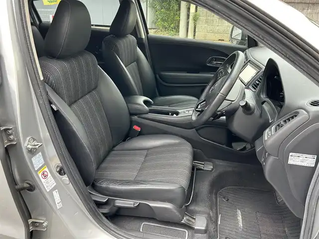 ホンダ ヴェゼル S 埼玉県 2014(平26)年 10.7万km アラバスターシルバーメタリック 登録時106317km/純正ナビ（TV/BT/AM/FM）/バックカメラ/クルーズコントロール追従無/パドルシフト/ハーフレザー/シートヒーター（D席＋N席）/ＥＴＣ/純正１7インチアルミホイールト/純正フロアマット/ドアバイザー/フロントフォグランプ/電動格納ミラー/横滑り防止装置/アイドリングストップ/ステアリングスイッチ/Pスタート/スマートキー/スペアキー1本/保証書/ナビ/車両取扱説明書