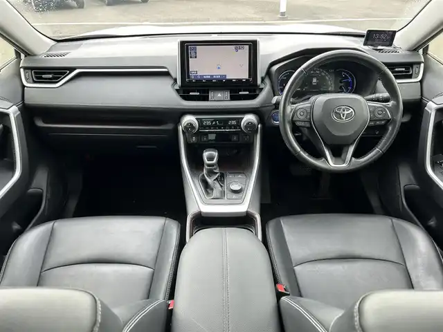 トヨタ ＲＡＶ４ ハイブリットG 和歌山県 2019(令1)年 13.1万km ホワイトパールクリスタルシャイン 純正9インチナビ/フルセグTV/(AM/FM/CD/Bluetooth)/バックカメラ/衝突軽減ブレーキ/横滑り防止機能/レーダークルコン/ブラインドスポットモニター/シートヒーター/ステアリングヒーター/パワーシート/ビルトインETC/前後ドラレコ/デジタルインナーミラー/ステアリングリモコン/シートメモリー/電動パーキング/オートホールド/LEDヘッドライト/フォグランプ