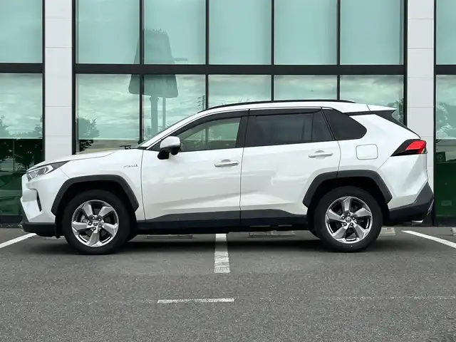 トヨタ ＲＡＶ４ ハイブリットG 和歌山県 2019(令1)年 13.1万km ホワイトパールクリスタルシャイン 純正9インチナビ/フルセグTV/(AM/FM/CD/Bluetooth)/バックカメラ/衝突軽減ブレーキ/横滑り防止機能/レーダークルコン/ブラインドスポットモニター/シートヒーター/ステアリングヒーター/パワーシート/ビルトインETC/前後ドラレコ/デジタルインナーミラー/ステアリングリモコン/シートメモリー/電動パーキング/オートホールド/LEDヘッドライト/フォグランプ