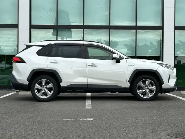 トヨタ ＲＡＶ４ ハイブリットG 和歌山県 2019(令1)年 13.1万km ホワイトパールクリスタルシャイン 純正9インチナビ/フルセグTV/(AM/FM/CD/Bluetooth)/バックカメラ/衝突軽減ブレーキ/横滑り防止機能/レーダークルコン/ブラインドスポットモニター/シートヒーター/ステアリングヒーター/パワーシート/ビルトインETC/前後ドラレコ/デジタルインナーミラー/ステアリングリモコン/シートメモリー/電動パーキング/オートホールド/LEDヘッドライト/フォグランプ