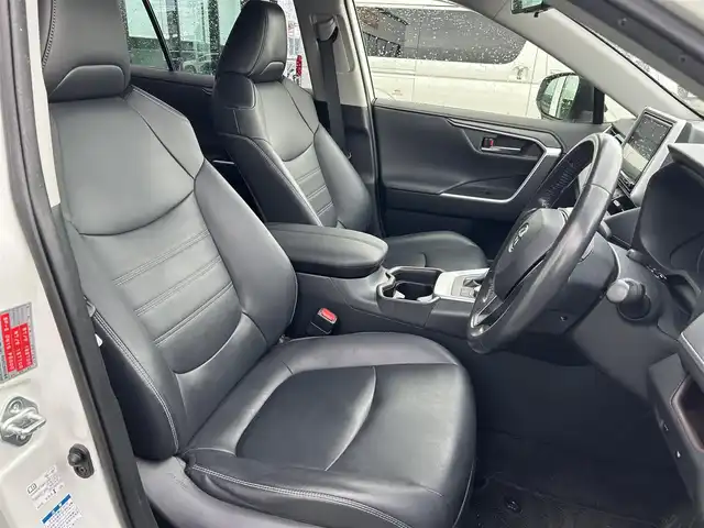 トヨタ ＲＡＶ４ ハイブリットG 和歌山県 2019(令1)年 13.1万km ホワイトパールクリスタルシャイン 純正9インチナビ/フルセグTV/(AM/FM/CD/Bluetooth)/バックカメラ/衝突軽減ブレーキ/横滑り防止機能/レーダークルコン/ブラインドスポットモニター/シートヒーター/ステアリングヒーター/パワーシート/ビルトインETC/前後ドラレコ/デジタルインナーミラー/ステアリングリモコン/シートメモリー/電動パーキング/オートホールド/LEDヘッドライト/フォグランプ
