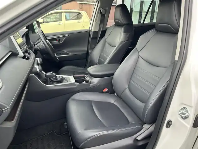 トヨタ ＲＡＶ４ ハイブリットG 和歌山県 2019(令1)年 13.1万km ホワイトパールクリスタルシャイン 純正9インチナビ/フルセグTV/(AM/FM/CD/Bluetooth)/バックカメラ/衝突軽減ブレーキ/横滑り防止機能/レーダークルコン/ブラインドスポットモニター/シートヒーター/ステアリングヒーター/パワーシート/ビルトインETC/前後ドラレコ/デジタルインナーミラー/ステアリングリモコン/シートメモリー/電動パーキング/オートホールド/LEDヘッドライト/フォグランプ