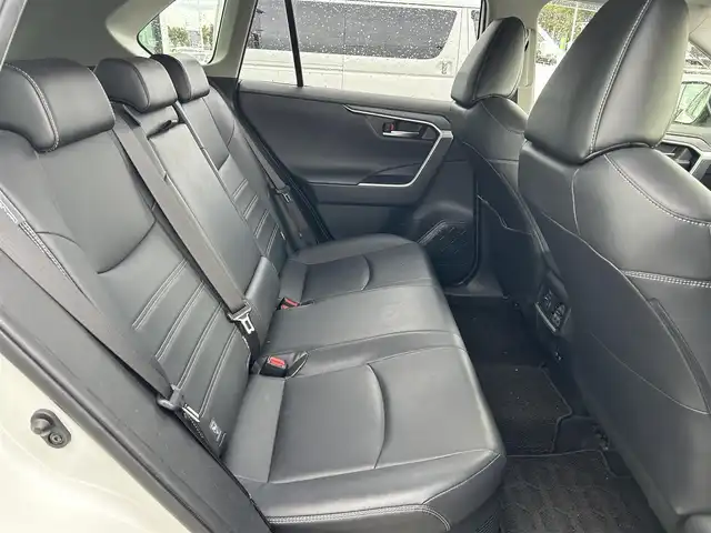 トヨタ ＲＡＶ４ ハイブリットG 和歌山県 2019(令1)年 13.1万km ホワイトパールクリスタルシャイン 純正9インチナビ/フルセグTV/(AM/FM/CD/Bluetooth)/バックカメラ/衝突軽減ブレーキ/横滑り防止機能/レーダークルコン/ブラインドスポットモニター/シートヒーター/ステアリングヒーター/パワーシート/ビルトインETC/前後ドラレコ/デジタルインナーミラー/ステアリングリモコン/シートメモリー/電動パーキング/オートホールド/LEDヘッドライト/フォグランプ