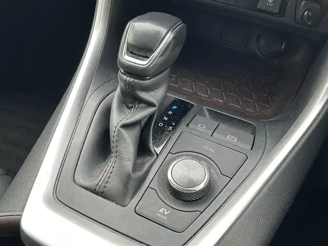 トヨタ ＲＡＶ４ ハイブリットG 和歌山県 2019(令1)年 13.1万km ホワイトパールクリスタルシャイン 純正9インチナビ/フルセグTV/(AM/FM/CD/Bluetooth)/バックカメラ/衝突軽減ブレーキ/横滑り防止機能/レーダークルコン/ブラインドスポットモニター/シートヒーター/ステアリングヒーター/パワーシート/ビルトインETC/前後ドラレコ/デジタルインナーミラー/ステアリングリモコン/シートメモリー/電動パーキング/オートホールド/LEDヘッドライト/フォグランプ