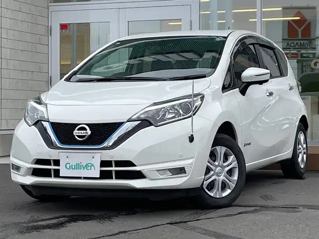 日産 ノート e－パワー X FOUR 道央・札幌 2020(令2)年 7.8万km ホワイト ・４WD/・衝突軽減ブレーキ/・全方位カメラ/・デジタルインナーミラー/・バックカメラ/・社外オーディオ/　CD＆AUX＆ラジオ/・コーナーセンサー/・レーンキープアシスト/・フロントカメラ/・サイドカメラ/・オートエアコン/・オートライト/・ETC/・プッシュスタート/・スマートキー/・電動格納ミラー/・ドアバイザー/・ウィンカーミラー/・フォグライト/・スペアキー