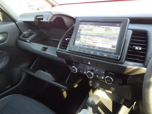 ホンダ フィット e:HEVクロスター 千葉県 2023(令5)年 1.4万km フィヨルドミストパール ホンダセンシング/・衝突軽減ブレーキ（CMBS）/・車線維持支援システム（LKAS）/・アダプティブクルーズコントロール（ACC）/・後方誤発進抑制機能/・誤発進抑制機能/ホンダコネクトナビ/地デジTV/【DVD/CD再生機能　Bluetooth接続】/バックカメラ/ハーフレザーシート/ETC/LEDヘッドライト/ウインカーミラー/コーナーセンサー/純正16インチアルミホイル/Honda スマートキー