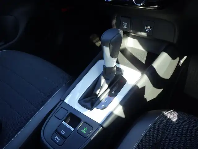 ホンダ フィット e:HEVクロスター 千葉県 2023(令5)年 1.4万km フィヨルドミストパール ホンダセンシング/・衝突軽減ブレーキ（CMBS）/・車線維持支援システム（LKAS）/・アダプティブクルーズコントロール（ACC）/・後方誤発進抑制機能/・誤発進抑制機能/ホンダコネクトナビ/地デジTV/【DVD/CD再生機能　Bluetooth接続】/バックカメラ/ハーフレザーシート/ETC/LEDヘッドライト/ウインカーミラー/コーナーセンサー/純正16インチアルミホイル/Honda スマートキー