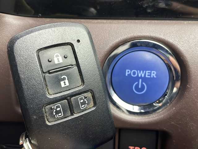 トヨタ エスクァイア ハイブリッド Gi 茨城県 2019(平31)年 4.3万km スパークリングブラックパールクリスタルシャイン 純正ナビ/フルセグTV/バックカメラ/ETC/ドライブレコーダー/クルーズコントロール/両側パワースライドドア/シートヒーター/純正15インチアルミホイール/コーナーセンサー/衝突軽減ブレーキ/横滑り防止装置/LEDヘッドライト