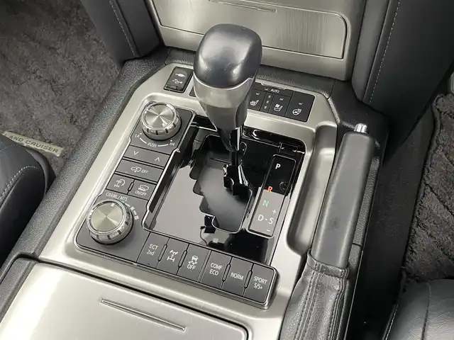 トヨタ ランドクルーザー ZX 千葉県 2018(平30)年 4万km ホワイトパールクリスタルシャイン 禁煙車/メーカーナビ/・CD/DVD/BD/BT/フルセグ/AUX/プレミアムサウンドシステム/プリクラッシュセーフティ/レーンディパーチャーアラート/ブラインドスポットモニター/サンルーフ/レザーシート/前後席シートヒーター/前席シートベンチレーション/クールBOX/Fモデリスタエアロ/コーナーセンサー/ステアリングヒーター/電動リヤゲート/AC100V電源/LEDヘッドライト/オートハイビーム/ビルトインETC/ワイヤレス充電/センターデフロック/純正20インチアルミホイール