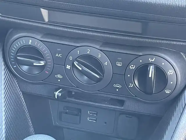 マツダ マツダ２ 15C 滋賀県 2020(令2)年 5.9万km アークティックホワイト 純正ナビ/USB/Bluetooth/AUX/バックカメラ/ETC/アイドリングストップ/プッシュスタート/スマートキー/フロアマット/LEDヘッドライト/衝突軽減ブレーキ/オートハイビーム/コーナーセンサー