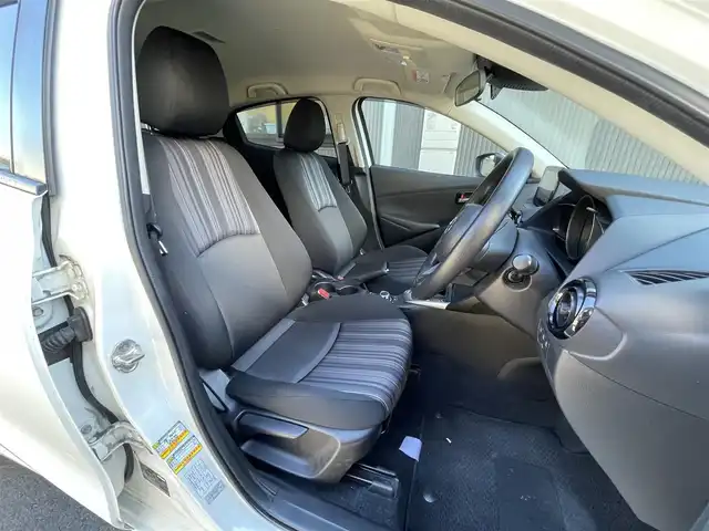 マツダ マツダ２ 15C 滋賀県 2020(令2)年 5.9万km アークティックホワイト 純正ナビ/USB/Bluetooth/AUX/バックカメラ/ETC/アイドリングストップ/プッシュスタート/スマートキー/フロアマット/LEDヘッドライト/衝突軽減ブレーキ/オートハイビーム/コーナーセンサー