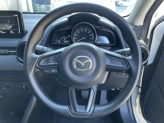 マツダ マツダ２ 15C 滋賀県 2020(令2)年 5.9万km アークティックホワイト 純正ナビ/USB/Bluetooth/AUX/バックカメラ/ETC/アイドリングストップ/プッシュスタート/スマートキー/フロアマット/LEDヘッドライト/衝突軽減ブレーキ/オートハイビーム/コーナーセンサー