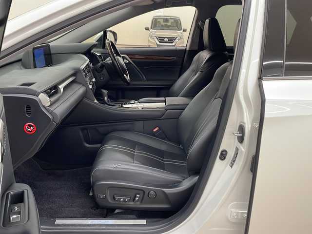 レクサス ＲＸ 300 バージョンL 道央・札幌 2018(平30)年 5.6万km ソニッククォーツ /4WD//純正ナビ/（CD/DVD/BD/BT/SD/ラジオ/フルセグ）//純正エンジンスターター//ヘッドアップディスプレイ//クルーズコントロール//衝突被害軽減システム//横滑り防止機能//アイドリングストップ//ハンドルヒーター//シートヒーター（運転席・助手席）//エアシート（運転席・助手席）//ビルトインETC2.0//前後ドライブレコーダー//オートエアコン//オートライト//オートハイビーム//AW付き冬タイヤあり//スペアキードアバイザー