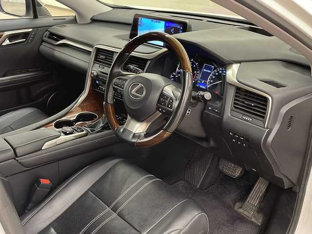 レクサス ＲＸ 300 バージョンL 道央・札幌 2018(平30)年 5.6万km ソニッククォーツ /4WD//純正ナビ/（CD/DVD/BD/BT/SD/ラジオ/フルセグ）//純正エンジンスターター//ヘッドアップディスプレイ//クルーズコントロール//衝突被害軽減システム//横滑り防止機能//アイドリングストップ//ハンドルヒーター//シートヒーター（運転席・助手席）//エアシート（運転席・助手席）//ビルトインETC2.0//前後ドライブレコーダー//オートエアコン//オートライト//オートハイビーム//AW付き冬タイヤあり//スペアキードアバイザー