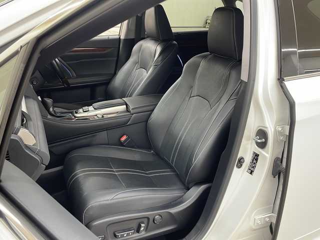 レクサス ＲＸ 300 バージョンL 道央・札幌 2018(平30)年 5.6万km ソニッククォーツ /4WD//純正ナビ/（CD/DVD/BD/BT/SD/ラジオ/フルセグ）//純正エンジンスターター//ヘッドアップディスプレイ//クルーズコントロール//衝突被害軽減システム//横滑り防止機能//アイドリングストップ//ハンドルヒーター//シートヒーター（運転席・助手席）//エアシート（運転席・助手席）//ビルトインETC2.0//前後ドライブレコーダー//オートエアコン//オートライト//オートハイビーム//AW付き冬タイヤあり//スペアキードアバイザー
