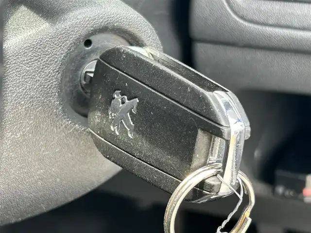 プジョー ２００８ GTライン ブラックパック 福岡県 2020(令2)年 5.1万km 青 純正ディスプレイオーディオ/Ａｐｐｌｅｃａｒｐｌａｙ/ＡｎｄｒｏｉｄＡｕｔｏ/バックカメラ/ブラックレザーシート/シートヒーター/クルーズコントロール/衝突軽減ブレーキ/ステアリングスイッチ/パーキングアシスト/オートライト/オートワイパー/純正１７インチアルミホイール/ETC