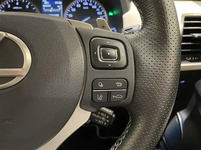 レクサス ＮＸ 300 ブラックシークエンス 熊本県 2018(平30)年 2.7万km ソニッククォーツ ・スマートキー/・プッシュスタート/・ガラスルーフ/・プリクラッシュセーフティ/・レーンデパーチャーアラート/・パーキングサポートアラート/・オートマティックハイビーム/・クルーズコントロール(追従式)/・黒レザーシート/・前席パワーシート/・全席シートヒーター /・純正メモリナビ/　【BD・Bluetooth・USB・SD・AUX・MSV】/・フルセグTV/・バックカメラ/・ETC2.0/・パワーバックドア/・LEDヘッドランプ/・LEDフォグランプ