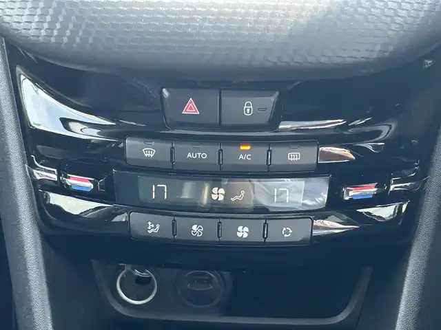 プジョー ２００８ GTライン ブラックパック 愛知県 2020(令2)年 4万km 赤Ⅱ 純正ディプレイオーディオ/バックカメラ/レザーステアリング/クルーズコントロール/AUTOライト/黒革シート/シートヒーター/ガラスルーフ/ルーフレール/USB