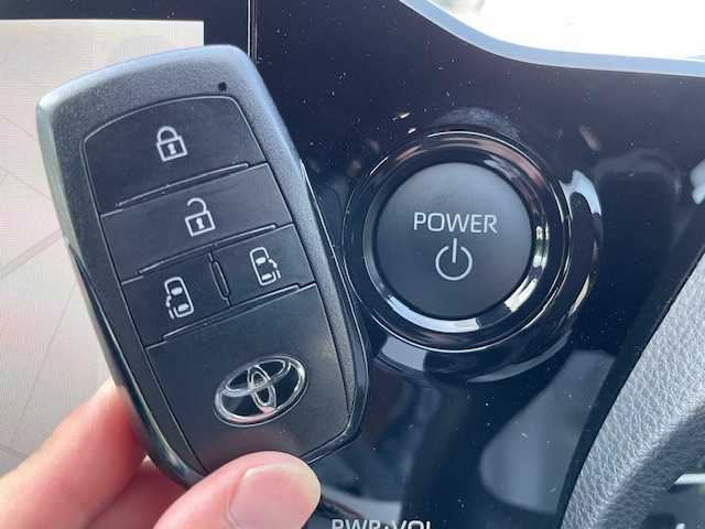 トヨタ ノア ハイブリッド S－G 大阪府 2024(令6)年 2.8万km アティチュードブラックマイカ トヨタセーフティセンス/純正10.5インチDAナビ/フルセグ/バックビューモニター/スマートキー/PUSHスタート/両側パワースライドドア/シートヒーター/LEDヘッドライト/ビルトインETC/オートライト/レーダークルーズコントロール　/ビルトイン2.0ETC