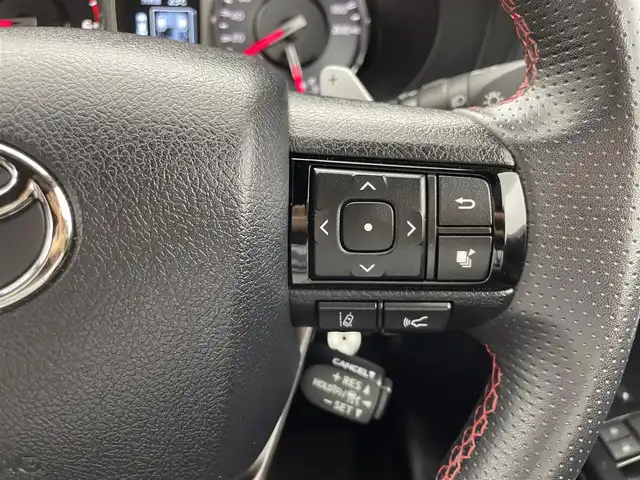 トヨタ ハイラックス Z GRスポーツ 群馬県 2022(令4)年 0.8万km スーパーホワイトⅡ 純正ベッドライナー/ハードトノカバー/＝＝＝＝＝/純正8インチディスプレイオーディオ/・AM/FM/Bluetooth/USB/AppleCarPlay/AndroidAuto/・パノラミックビューモニター/＝＝＝＝＝/純正８インチディスプレイオーディオ　パノラミックビューモニター　純正ベッドライナー　ハードトノカバー　前後ドライブレコーダー　ＥＴＣ　衝突軽減ブレーキ　追従クルーズコントロール　スマートキー　禁煙車